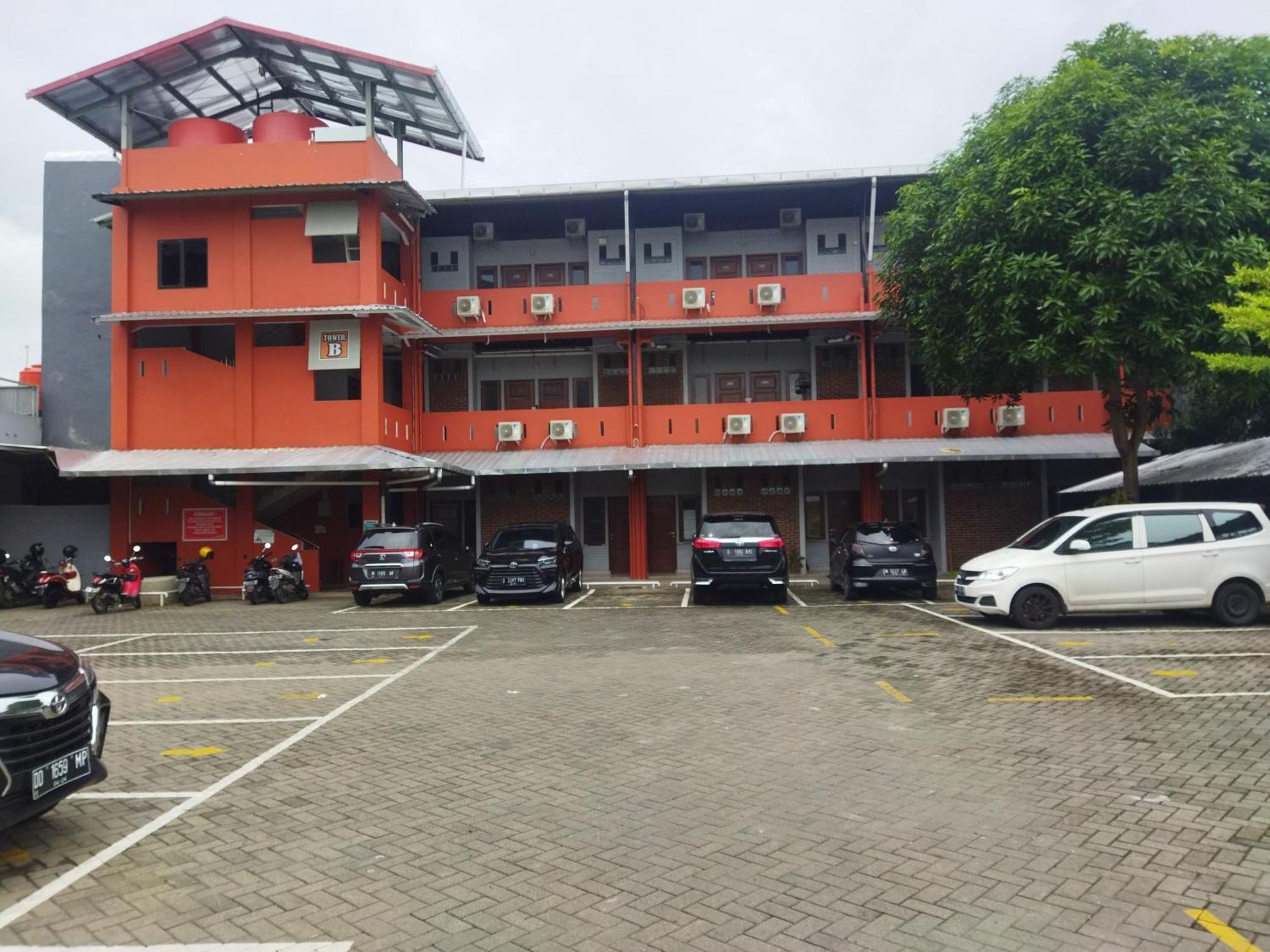 Oyo 92098 Kost Orange Syariah Hotel Jongaya Exterior photo