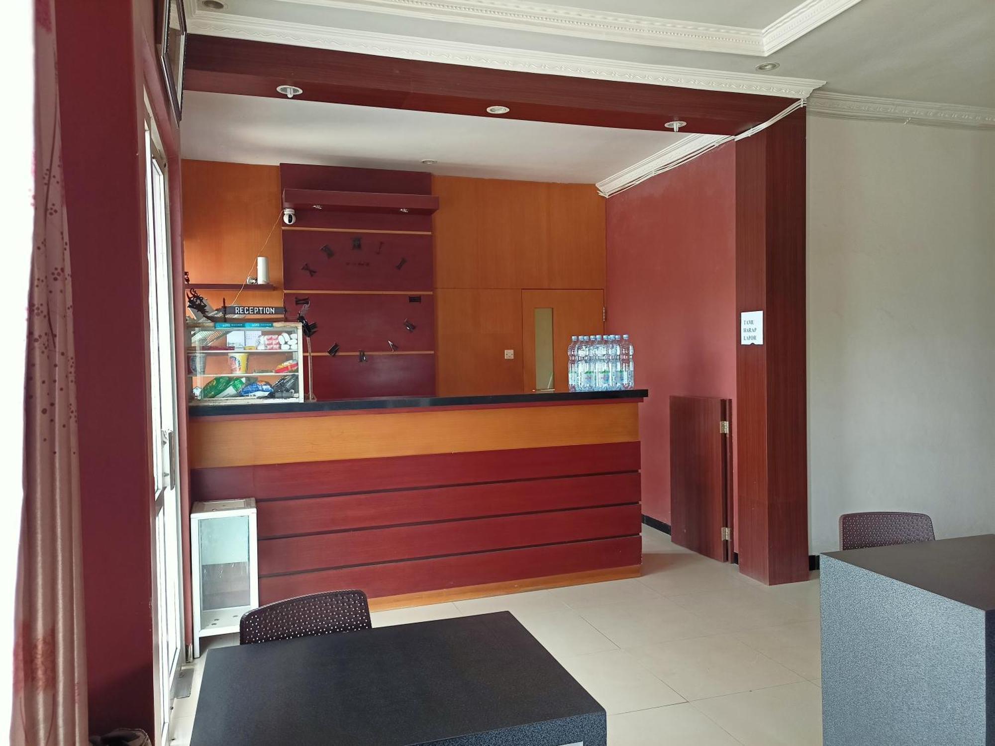 Oyo 92098 Kost Orange Syariah Hotel Jongaya Exterior photo