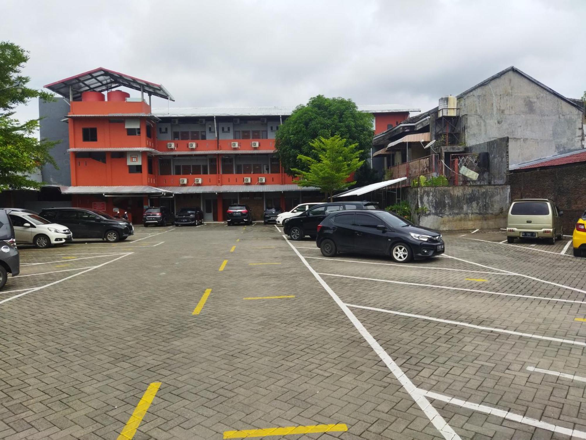 Oyo 92098 Kost Orange Syariah Hotel Jongaya Exterior photo